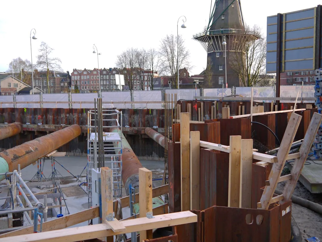 Betonnen muren plaatsen